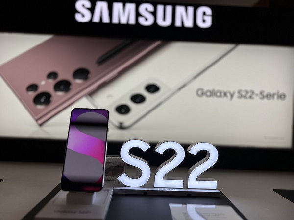 Samsung Galaxy S22 Smartphone-Ausstellung mit leuchtendem S22-Logo und Werbeplakat.